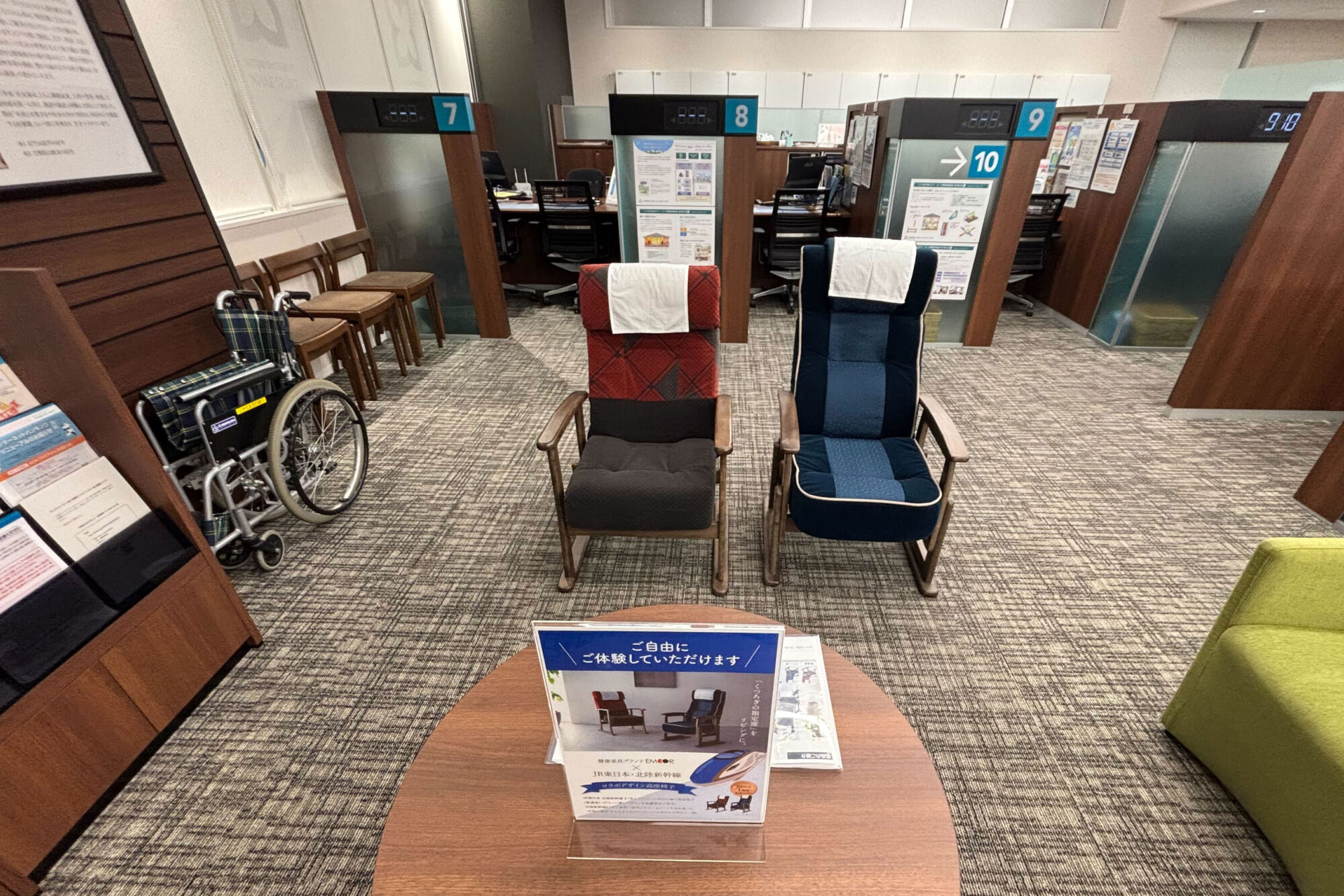 三井住友信託銀行 立川支店内に「健康のために椅子体験コーナー」を設置