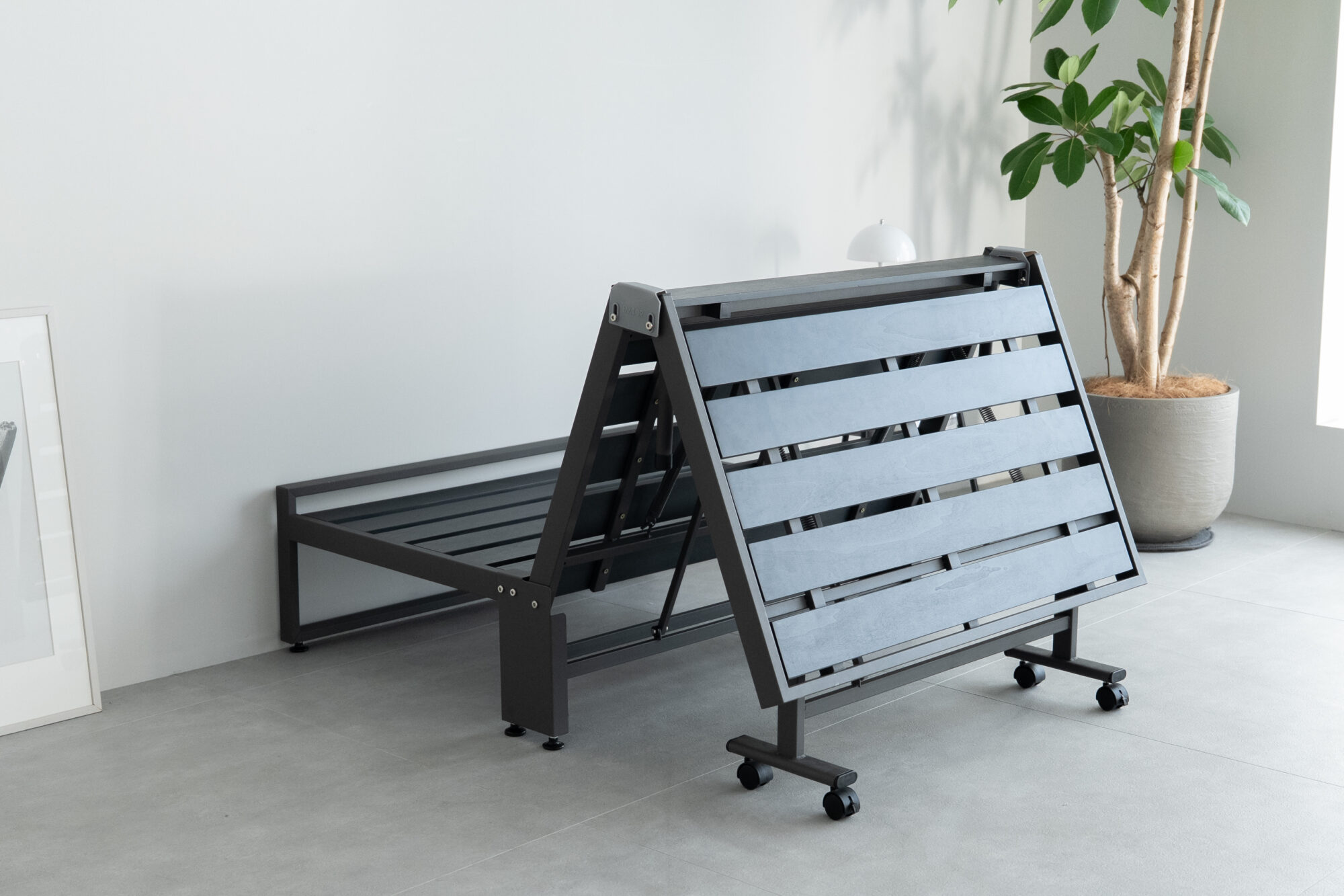 青山ショールームに三つ折りマットレス専用折りたたみベッド「FARBLE」が登場